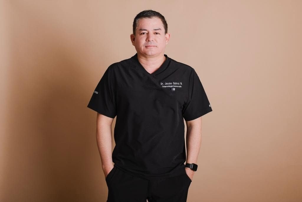 Dr. Jacobo Quiroz Nájera en consulta