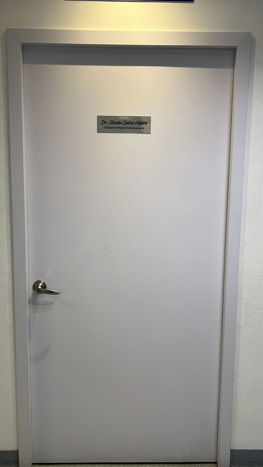 Puerta del consultorio del Dr. Jacobo Quiroz Nájera